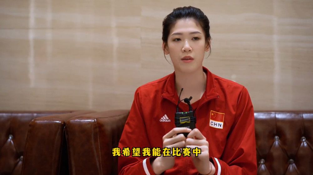 她吩咐了一声，拿起自己那套，身形一闪钻进了帐子里面。